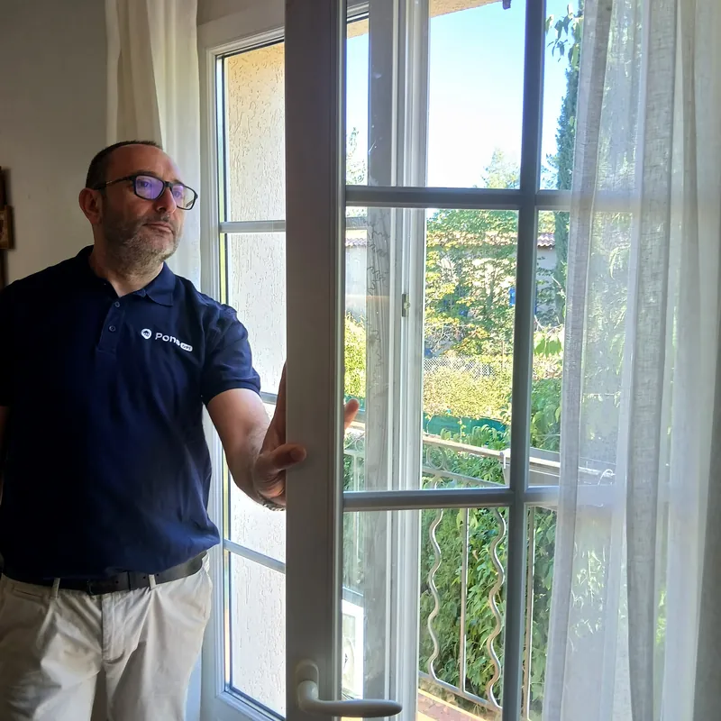 Guillaume Pons ouvre une porte-fenêtre donnant sur le jardin