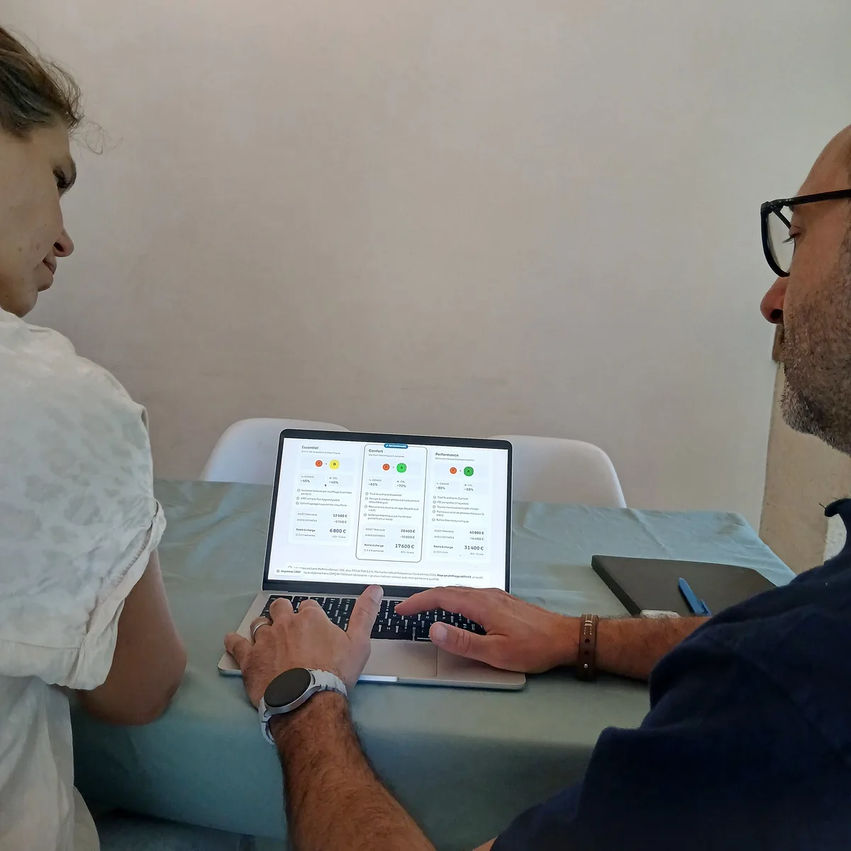 Guillaume Pons présente le rapport sur son ordinateur portable à une propriétaire