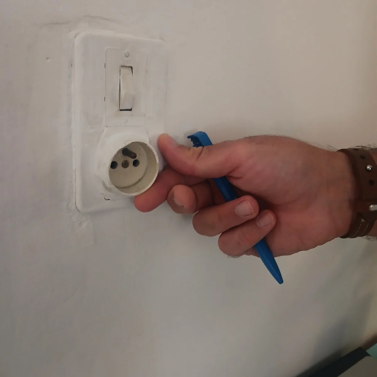 Contrôle d’une prise murale et de son interrupteur