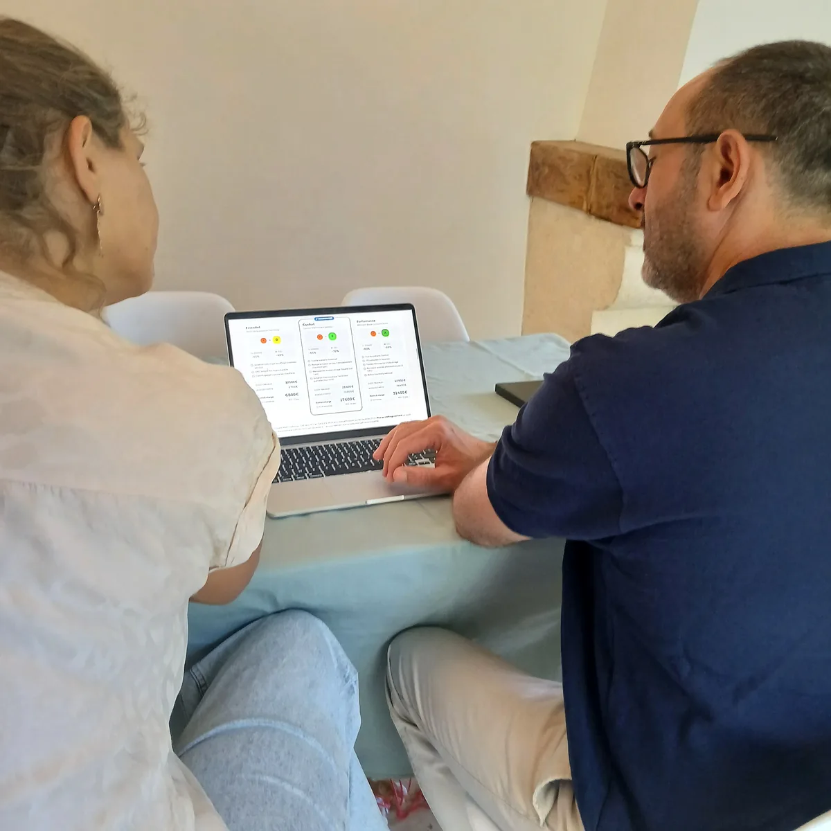 Vu par-dessus l’épaule : le rapport interactif sur l’ordinateur, entre Guillaume Pons et une propriétaire