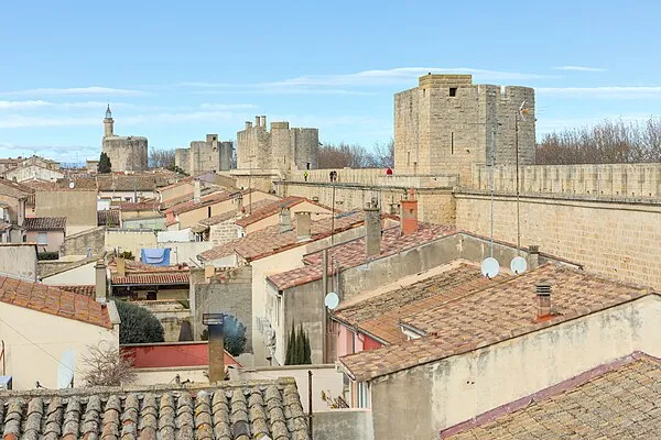 Vue d'Aigues-Mortes et de ses remparts