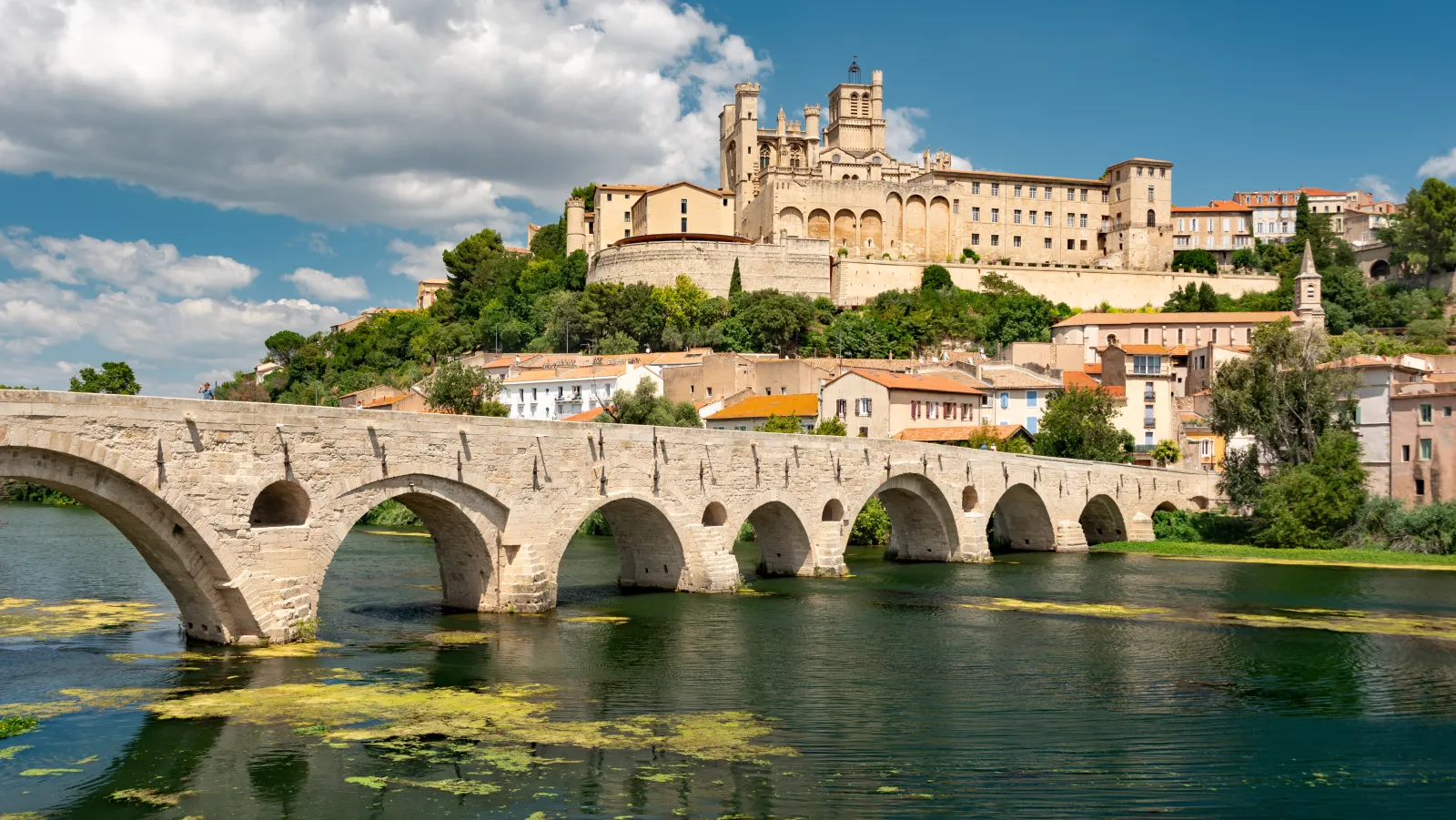 Le Pont-Vieux sur l'Orb et la cathédrale Saint-Nazaire, à Béziers