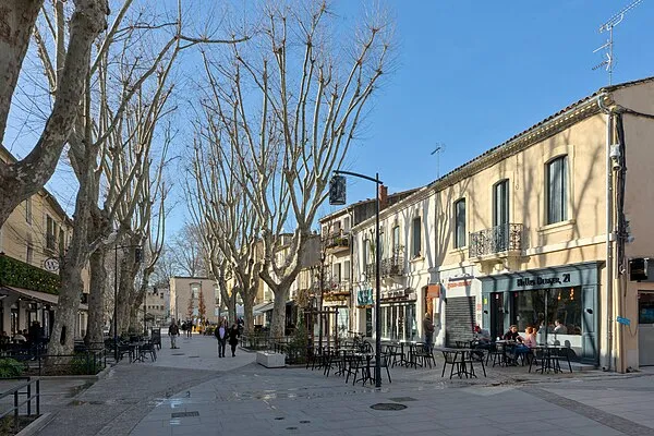 Cours Gabriel Péri à Lunel — axe animé du centre-ville